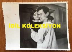 YEŞİLÇAM'IN UNUTULMAZ OYUNCUSU ve TRABZON'UN İFTİHARI TANJU GÜRSU'NUN ORİJİNAL FOTOĞRAFI - 12 x 9 cm EBADINDA - TANJU GÜRSU ve ÇOCUK OYUNCU REYHAN TUĞSAVUL 1960'LARDA BİR YEŞİLÇAM FİLMİNDE AYNI KAREDELER