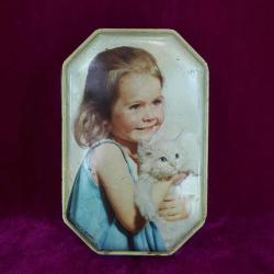 ANTİKA KÜÇÜK KIZ VE YAVRU KEDİSİ GÖRSELLİ SEKİZGEN TENEKE KUTU