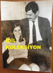 Efemera - YEŞİLÇAM'IN UNUTULMAZ OYUNCUSU ve TRABZON'UN İFTİHARI TANJU GÜRSU'NUN ORİJİNAL BÜYÜK BOY FOTOĞRAFI - 22 x 16 cm EBADINDA - TANJU GÜRSU ve EŞİ AYLA GÜRSU YAN YANA OTURUP POZ VERİRLERKEN ÇEKİLMİŞ BİR HATIRA FOTOĞRAFI, ÖZEL ARŞİV - kitantik - kitaLog