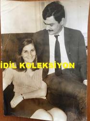 YEŞİLÇAM'IN UNUTULMAZ OYUNCUSU ve TRABZON'UN İFTİHARI TANJU GÜRSU'NUN ORİJİNAL BÜYÜK BOY FOTOĞRAFI - 22 x 16 cm EBADINDA - TANJU GÜRSU ve EŞİ AYLA GÜRSU YAN YANA OTURUP POZ VERİRLERKEN ÇEKİLMİŞ BİR HATIRA FOTOĞRAFI, ÖZEL ARŞİV