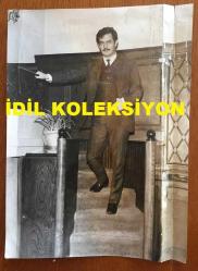 YEŞİLÇAM'IN UNUTULMAZ OYUNCUSU ve TRABZON'UN İFTİHARI TANJU GÜRSU'NUN ORİJİNAL BÜYÜK BOY FOTOĞRAFI - 24 x 18 cm EBADINDA - TANJU GÜRSU MERDİVENLERDE POZ VERİRKEN ÇEKİLMİŞ BİR FOTOĞRAF, ÖZEL ARŞİV