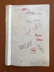 YEŞİLÇAM'IN UNUTULMAZ OYUNCUSU ve TRABZON'UN İFTİHARI TANJU GÜRSU'NUN ORİJİNAL BÜYÜK BOY FOTOĞRAFI - 24 x 18 cm EBADINDA - TANJU GÜRSU MERDİVENLERDE POZ VERİRKEN ÇEKİLMİŞ BİR FOTOĞRAF, ÖZEL ARŞİV