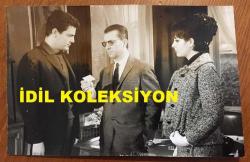 YEŞİLÇAM'IN UNUTULMAZ OYUNCUSU ve TRABZON'UN İFTİHARI TANJU GÜRSU'NUN ORİJİNAL FOTOĞRAFI - 18 x 12 cm EBADINDA - TANJU GÜRSU, ORHAN ELMAS ve SEVDA FERDAĞ, ''ARZUNUN BEDELİ (1966)'' ADLI FİLMDE AYNI KAREDELER