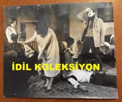 YEŞİLÇAM'IN UNUTULMAZ OYUNCUSU ve TRABZON'UN İFTİHARI TANJU GÜRSU'NUN ORİJİNAL BÜYÜK BOY FOTOĞRAFI - 24 x 18 cm EBADINDA - TANJU GÜRSU BİR FİLM SAHNESİNDE - (AÇIKLAMAYI OKUYUNUZ)