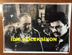 YEŞİLÇAM'IN UNUTULMAZ OYUNCUSU ve TRABZON'UN İFTİHARI TANJU GÜRSU'NUN ORİJİNAL BÜYÜK BOY FOTOĞRAFI - 24 x 18 cm EBADINDA - GURBET KUŞLARI (1964) FİLMİNDE MÜMTAZ ENER, CÜNEYT ARKIN ve TANJU GÜRSU AYNI KAREDE, FOTO: SAYIL AMAN  - (AÇIKLAMAYI OKUYUNUZ)