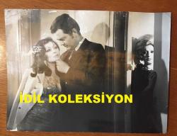 YEŞİLÇAM'IN UNUTULMAZ OYUNCUSU ve TRABZON'UN İFTİHARI TANJU GÜRSU'NUN ORİJİNAL BÜYÜK BOY 2'Lİ FOTOĞRAF SETİ - 24 x 18 cm EBADINDA - TANJU GÜRSU'NUN 1960'LARDA YEŞİLÇAM FİLMLERİNDEN 2 FARKLI KARE(AÇIKLAMAYI OKUYUNUZ)