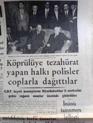 Cumhuriyet Gazetesi - 14 Nisan 1960 - CHP'de meclis tahkikatı istemeye karar verdi - Adnan Menderes Moskova'dan önce Atina'ya mı gidecek - tamam mı iyileşen İsmet İnönü dün kabul ettiği CHP üyeleriyle fotoğraf - Fuat köprülü'ye tezahürat yapan halkı polisler coplarla dağıttılar - Demokrat Parti polis ve bekçilerle para mı toplatıyor - Ürdün kralı Hüseyin bugün Ankara'da - Paris'te Milyoner Peugeot'nun torunu kaçırıldı 100.000 dolar fidye isteniyor - Dün de 21 gazeteci yargılandı - evlerden biri yazan Orhan Kemal Yazı Dizisi - alan ve satan mücadelesi yazan Burhan Felek - paskalya sebebiyle turist akını başladı - İstanbul Ankara radyo programı - Roberto Lorano Mustafa şarkısını odeon plaklarına okumuş - Galatasaray Fenerbahçe'de rövanşını aldı 2 1 - Turgay Şeren uçuyor fotoğraf - Fenerbahçe'nin Naci Erdem Galatasaray bizden daha iyiydi kazandı - milli ligde puan durumu - Güner Türkmen turnuvası bu hafta yapılıyor - Atina Bükreş Sofya boks takımları geldi - Har kestane kremi