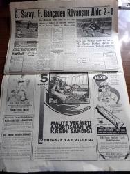 Cumhuriyet Gazetesi - 14 Nisan 1960 - CHP'de meclis tahkikatı istemeye karar verdi - Adnan Menderes Moskova'dan önce Atina'ya mı gidecek - tamam mı iyileşen İsmet İnönü dün kabul ettiği CHP üyeleriyle fotoğraf - Fuat köprülü'ye tezahürat yapan halkı polisler coplarla dağıttılar - Demokrat Parti polis ve bekçilerle para mı toplatıyor - Ürdün kralı Hüseyin bugün Ankara'da - Paris'te Milyoner Peugeot'nun torunu kaçırıldı 100.000 dolar fidye isteniyor - Dün de 21 gazeteci yargılandı - evlerden biri yazan Orhan Kemal Yazı Dizisi - alan ve satan mücadelesi yazan Burhan Felek - paskalya sebebiyle turist akını başladı - İstanbul Ankara radyo programı - Roberto Lorano Mustafa şarkısını odeon plaklarına okumuş - Galatasaray Fenerbahçe'de rövanşını aldı 2 1 - Turgay Şeren uçuyor fotoğraf - Fenerbahçe'nin Naci Erdem Galatasaray bizden daha iyiydi kazandı - milli ligde puan durumu - Güner Türkmen turnuvası bu hafta yapılıyor - Atina Bükreş Sofya boks takımları geldi - Har kestane kremi