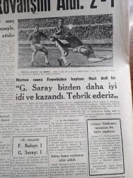 Cumhuriyet Gazetesi - 14 Nisan 1960 - CHP'de meclis tahkikatı istemeye karar verdi - Adnan Menderes Moskova'dan önce Atina'ya mı gidecek - tamam mı iyileşen İsmet İnönü dün kabul ettiği CHP üyeleriyle fotoğraf - Fuat köprülü'ye tezahürat yapan halkı polisler coplarla dağıttılar - Demokrat Parti polis ve bekçilerle para mı toplatıyor - Ürdün kralı Hüseyin bugün Ankara'da - Paris'te Milyoner Peugeot'nun torunu kaçırıldı 100.000 dolar fidye isteniyor - Dün de 21 gazeteci yargılandı - evlerden biri yazan Orhan Kemal Yazı Dizisi - alan ve satan mücadelesi yazan Burhan Felek - paskalya sebebiyle turist akını başladı - İstanbul Ankara radyo programı - Roberto Lorano Mustafa şarkısını odeon plaklarına okumuş - Galatasaray Fenerbahçe'de rövanşını aldı 2 1 - Turgay Şeren uçuyor fotoğraf - Fenerbahçe'nin Naci Erdem Galatasaray bizden daha iyiydi kazandı - milli ligde puan durumu - Güner Türkmen turnuvası bu hafta yapılıyor - Atina Bükreş Sofya boks takımları geldi - Har kestane kremi