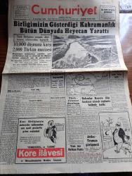 Cumhuriyet Gazetesi - 2 Aralık 1950 - biterken yazan Nadir Nadi Başmakale - Kore'de birliğimizin gösterdiği kahramanlık bütün dünyada heyecan yarattı - Kore'de birliğimizin savaştığı  Changchon nehri ve dolayları - 10.000 düşmana karşı 2000 Türk'ün mucizesi - Avrupa'da birliğimize hayranlık - Kore harbi zayiatı - verem sergisi dün sabah açıldı - sanatkar Vasfi Rıza Zobu'nun açtığı dava - Karanlık Oda Yazan Peride Celal Yazı Dizisi - tramvaylar kalkabilir mi yazdan Burhan Felek - Kızılay başkanlığına Doktor Nihat Reşat Belger seçildi - İstanbul'a gelecek İspanyol Revüsü - eşsiz sanatkar Hamiyet Yüceses Taksim kristal salonunda - Muammer Karaca tiyatrosu Belami maksim'de - Kore'den fotoğraflar - Yaşar Doğu'nun bu gece yapılacak Güneş müsabakalarına iştirak edememesi muhtemel - 1950-1951 Yunus Nadi mükafatı Milli mücadele'ye ait bir hatıra - Morina Balıkyağı Taksim Eczanesinde - Emlak Bankası - Land Rover geldi - İsviçre marvin kol ve cep saatleri gelmiştir - Attle Truman Görüşmesi