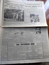 Cumhuriyet Gazetesi - 2 Aralık 1950 - biterken yazan Nadir Nadi Başmakale - Kore'de birliğimizin gösterdiği kahramanlık bütün dünyada heyecan yarattı - Kore'de birliğimizin savaştığı  Changchon nehri ve dolayları - 10.000 düşmana karşı 2000 Türk'ün mucizesi - Avrupa'da birliğimize hayranlık - Kore harbi zayiatı - verem sergisi dün sabah açıldı - sanatkar Vasfi Rıza Zobu'nun açtığı dava - Karanlık Oda Yazan Peride Celal Yazı Dizisi - tramvaylar kalkabilir mi yazdan Burhan Felek - Kızılay başkanlığına Doktor Nihat Reşat Belger seçildi - İstanbul'a gelecek İspanyol Revüsü - eşsiz sanatkar Hamiyet Yüceses Taksim kristal salonunda - Muammer Karaca tiyatrosu Belami maksim'de - Kore'den fotoğraflar - Yaşar Doğu'nun bu gece yapılacak Güneş müsabakalarına iştirak edememesi muhtemel - 1950-1951 Yunus Nadi mükafatı Milli mücadele'ye ait bir hatıra - Morina Balıkyağı Taksim Eczanesinde - Emlak Bankası - Land Rover geldi - İsviçre marvin kol ve cep saatleri gelmiştir - Attle Truman Görüşmesi