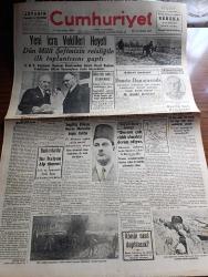 Cumhuriyet Gazetesi - 14 Temmuz 1942 - fiyat politikası yazan Yunus Nadi Başmakale - yeni icra vekilleri heyeti Dün milli şefimiz İsmet İnönü reisliğiyle ilk toplantısını yaptı - milli şefimiz İsmet İnönü Şükrü Saraçoğlu ile beraber fotoğraf - Alman piyadesi ilerliyor fotoğraf - Askeri Vaziyet Donetz Don Arasında Yazan Emekli General H. Emir Erkilet Yazı Dizisi - Alman harp tebliği Rjevin Batı kesiminde çeviriden Rus Kuvvetleri imha edildi - Sovyet harp tebliği - Pravda memleketimizin üzerine vahim Bir tehlike çökmüştür diyor - Afrika'da harekat İngiliz filosu marsa matruhu topa tuttu - İngilizler Mısır'da sarayı muhasara ederek Kralı harbe girmeye zorlamışlar - bir Sovyet Birliği kayalıklar arkasında müdafaa hazırlığında fotoğraf - spor işlerinde tetkik devresi yazan Burhan Felek - Beşiktaş Kulübü bir Macar takımının davet etti - milli mimarimize avdet edebilir miyiz yazan Ali Sami Boyar - küçük hikaye inanış yazan Mükerrem Kamil Su - Taksim kristal Gazinosu 1 hafta kapanıyor