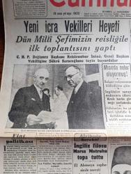 Cumhuriyet Gazetesi - 14 Temmuz 1942 - fiyat politikası yazan Yunus Nadi Başmakale - yeni icra vekilleri heyeti Dün milli şefimiz İsmet İnönü reisliğiyle ilk toplantısını yaptı - milli şefimiz İsmet İnönü Şükrü Saraçoğlu ile beraber fotoğraf - Alman piyadesi ilerliyor fotoğraf - Askeri Vaziyet Donetz Don Arasında Yazan Emekli General H. Emir Erkilet Yazı Dizisi - Alman harp tebliği Rjevin Batı kesiminde çeviriden Rus Kuvvetleri imha edildi - Sovyet harp tebliği - Pravda memleketimizin üzerine vahim Bir tehlike çökmüştür diyor - Afrika'da harekat İngiliz filosu marsa matruhu topa tuttu - İngilizler Mısır'da sarayı muhasara ederek Kralı harbe girmeye zorlamışlar - bir Sovyet Birliği kayalıklar arkasında müdafaa hazırlığında fotoğraf - spor işlerinde tetkik devresi yazan Burhan Felek - Beşiktaş Kulübü bir Macar takımının davet etti - milli mimarimize avdet edebilir miyiz yazan Ali Sami Boyar - küçük hikaye inanış yazan Mükerrem Kamil Su - Taksim kristal Gazinosu 1 hafta kapanıyor