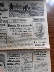 Cumhuriyet Gazetesi - 14 Temmuz 1942 - fiyat politikası yazan Yunus Nadi Başmakale - yeni icra vekilleri heyeti Dün milli şefimiz İsmet İnönü reisliğiyle ilk toplantısını yaptı - milli şefimiz İsmet İnönü Şükrü Saraçoğlu ile beraber fotoğraf - Alman piyadesi ilerliyor fotoğraf - Askeri Vaziyet Donetz Don Arasında Yazan Emekli General H. Emir Erkilet Yazı Dizisi - Alman harp tebliği Rjevin Batı kesiminde çeviriden Rus Kuvvetleri imha edildi - Sovyet harp tebliği - Pravda memleketimizin üzerine vahim Bir tehlike çökmüştür diyor - Afrika'da harekat İngiliz filosu marsa matruhu topa tuttu - İngilizler Mısır'da sarayı muhasara ederek Kralı harbe girmeye zorlamışlar - bir Sovyet Birliği kayalıklar arkasında müdafaa hazırlığında fotoğraf - spor işlerinde tetkik devresi yazan Burhan Felek - Beşiktaş Kulübü bir Macar takımının davet etti - milli mimarimize avdet edebilir miyiz yazan Ali Sami Boyar - küçük hikaye inanış yazan Mükerrem Kamil Su - Taksim kristal Gazinosu 1 hafta kapanıyor