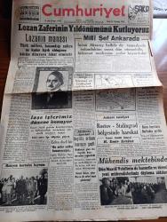 Cumhuriyet Gazetesi - 24 Temmuz 1942 - Lozan'ın manası yazan Yunus Nadi Başmakale - Lozan zaferi'nin yıldönümünü kutluyoruz - Milli Şef İsmet İnönü Ankara'da - Lozan kahramanı milli şefimiz İsmet İnönü lozan'ı kazandığı sıralarda fotoğraf - Sovyet harp tebliği Voronej Ve leningrad cephelerinde Ruslar mevzii muvaffakiyetler elde ettiler - Alman harp tebliği Almanlar Rostov'a girmek üzere - askeri vaziyet Rostov Stalingrad bölgesinde harekat Yazan Emekli General H. Emir Erkilet Yazı Dizisi - Afrika'da harekat İngiliz ordusu taarruza geçti - Dün Maarif vekili Hasan Ali Yücel'in huzurunda mühendislerimiz diploma aldı fotoğraf - Saraçoğlu hükümeti başarı yolunda yazan Feridun Osman - Lozan'ın değeri yazan doktor Yavuz Abadan - küçük hikaye sarsılan yuvalar yazan Mükerrem Kamil Su - Ticaret vekili Behçet uz bu akşam radyoda bir konuşma yapacak - unutulmaz bir balo gecesi şark sinemasında - merhum Kenan tevfik'in cenazesi - bugünkü radyo programı - Münir Nurettin Selçuk beyazparkta