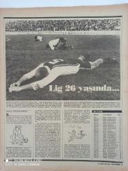 Cumhuriyet Futbol Doğum Günü Gazetesi-30 Ağustos 1985-Lig 26 yaşında-cengiz kaptan-kötü hakem çirkin futbol-futbol nedir ne değildir-abdülkadir yücelman -trabzonspor-galatasaray-fenerbahçe-türkiye milli ligi-yine aynı isimler-halit deringör-iyi bir futbol istiyorsak-rıdvan dilmen-1 lig takımlarını tanıtıyoruz-afrika-güney amerika-asya-okyanusya-puan durumu-diğer kıtalar-halil özer-ingiltere-romanya-bükreş-sarıyer-eskişehir spor-orduspor-kocaelispor-bursaspor-zonguldakspor-samsunspor-malatyaspor -ankaragücü-1 Lig fikstürü-futbol nedir-hüseyin onar-Sedat özden-