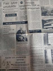 Ekonomi toplum Gazetesi doğum günü hediyesi-3 ekim 1983-Faiz iyice unutuldu-kalitesiz ayakkabı tamircileri de uzuyor-Aykut Poturlu-Şeker pancarının tadı kaçtı-keçiler için uluslararası Temser düzenlendi-altın fiyatları-Türk Lirası’nın değeri-çapraz kurlar-dünyada altın borsası kapanış fiyatları-Çekirdeksiz Üzüm’ün siyahı da geliştirildi-Cemal Barış-kurnaz Mahi yönetmeliğe uymuyor-Pelin kök tuna-adnan başar Kafaoğlu Türkiye’nin kredi itibarı giderek artıyor-Temmuz ayından bu yana tasarruf piyasası sessiz-Şemsi Yücel-Çin’de çalışan kadınların evlerine dönmeleri isteniyor-iki Bulgar savcı Roma’da ağaca olayını soruşturuyor-Reha üs-Mehmet Ali ağca-Kıbrıs mektubu New York’taki Kıbrıs görüşmeleri iyi bir sorun başlangıcı olabilecek mi Metin Çatan-beyazların unuttukları Harlem yıkıntılar içinde yeniden doğuyor-nilgül drıner-sayfa sayısı 2