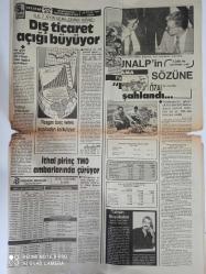 Siyaset Doğum günü Gazetesi -Ana Vatan Partisi başkanı Turgut Özal-maliye Bakanı Adnan başer-milli eğitim Bakanı Hasan Sağlam-emzikli eğitime bakanlık susuyor -me EDP Genel başkanı Turgut Sunalp-ne kadar veto yese Öter bizim horoz sözünü alkışladı-federal Almanya koalisyonu yabancı gençler isterlerse alman Vatandaşı olmalıdır-dövizle alınır-Tayyar Şafak-kapalı kapılar ardında Ankara-Almanya’nın eski başbakanı Herr Schmidt şimdi enfiyeci oldu-Sonbahar havadis gazetesi-Ayhan Başoğlu-bulmaca-bugünkü falımız-dış ticaret açığı büyüyor-ithal pirinç TMO ambarlarında çürüyor-Adana ziraat odası Başkan yardımcısı Tahsin Büyükakar-Afganlı mücahitler Savaşı sürdürüyor-Muhammet Davut-Selçuk İrdem-pilotun tebr-sayfa sayısı dört