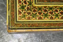 11084-ANTİKA OSMANLI İMZALI AHŞAP ÜZERİ MARKÜTERİ İŞLEMELİ PORSELEN KADRAN PİLLİ DUVAR SAATİ