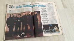 AKTÜEL HAFTALIK HABER DERGİSİ - SAYI:303   -30 NİSAN 1997  -  MELTEM CUMBUL “ÇİFT KUTUPLU SHOW-WOMAN” OLARAK TANITILIYOR – YÖNETMEN ORHAN OĞUZ, SEVGİLİSİ NİLÜFER’İ AKTÜEL İÇİN “ERKEĞİNİN GÖZÜYLE NÜ” FOTOĞRAFLADI – BİLİMADAMLARI “İNSANI DA UÇURURUZ” DİYEREK KURBAĞAYI HAVALANDIRAN DENEYİN MALİYETİNİ AÇIKLADI – EMEKLİ GENERAL ERGİN YURDDAY GAZİ OLAYLARINDA DAYAK YİYEN ÖZLEM TUNÇ’LA YILLAR SONRA YENİDEN BULUŞTU – “ASKERLİKTEN SONRA KAMERA KARŞISINA GEÇEN İLK GENERALİM” DİYEREK OYUNCULUĞA BAŞLADI – GAZİ OLAYLARINDAKİ POLİS ŞİDDETİNİ ELEŞTİRDİ, “DİYALOGLA HER SORUN ÇÖZÜLÜR” MESAJI VERDİ – SİYASETE GİRMEYE HAZIRLANAN YURDDAY “HALK MİLLETVEKİLİNİN EFENDİSİDİR” DİYEREK HYDE PARK PROJESİNİ DUYURDU – “SUSURLUK SADECE BİR AYRINTI” DİYEREK DERİN DEVLET TARTIŞMALARINA FARKLI BİR YORUM GETİRDİ –  MELTEM CUMBUL – ORHAN OĞUZ – NİLÜFER – ERGİN YURDDAY – ÖZLEM TUNÇ – KANDEMİR KONDAK – İSHAK ALATON – MEHMET AĞAR – SEDAT BUCAK – TANSU ÇİLLER – KORKUT EKEN – KAMRAN İNAN – BATUHAN YURDDAY –   130  SAYFA