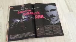 AKTÜEL  HAFTALIK HABER DERGİSİ - SAYI:22    -13-19 ARALIK 2005   -  13–19 ARALIK 2005 MOSTUROĞLU “FATİH TERİM’İ UYARMIŞTIK” DİYEREK GÜNDEM YARATIYOR – ALMANYA’DA 1.2 MİLYON MARK ÇALAN TÜRK’ÜN İTİRAFLARI DERİN DEVLETİ SARSIYOR – “KARIMI AYRILSIN DİYE SEVGİLİSİNE GÖNDERDİM” DİYEN ERKEK KUMA OLAYI ŞAŞIRTICI DETAYLARLA ANLATILIYOR – ESKİ EŞTEN İCLAL AYDIN’A ELEŞTİRİ: “C, D GRUBU OKUR, ENTELEKTÜEL DEĞİL” – TUĞÇE KAZAZ’IN DİN DEĞİŞİMİ VE YUNAN EŞİYLE YAŞAMI PERİHAN MAGDEN’İN KALEMİNDEN “ORTODONTİ MEZHEBİ” VE “MARKA İHANETİ” BAŞLIKLARIYLA DEĞERLENDİRİLİYOR – “İCLAL AYDIN VE TUĞÇE KAZAZ KENDİ MARKALARINA İHANET ETTİ” YORUMU GÜNDEME DAMGA VURUYOR – YUNANİSTAN’DA TİYATRO AŞKI VE SANATA YÖNELİM “SONSUZA DEK UZATILMIŞ BİR ÇOCUKLUK” OLARAK TANIMLANIYOR – “LEVHA DEĞİŞTİRMEK” ÜZERİNDEN KİMLİK, İMAJ VE MAHREMİYET TARTIŞMASI YÜRÜTÜLÜYOR – SAĞLIK BÖLÜMÜNDE “14 SORUDA SELF-SERVİS TEDAVİ” ÖNERİLERİ SUNULUYOR -  MOSTUROĞLU – FATİH TERİM – TUĞÇE KAZAZ – YORGOS KAZAZ – PERİHAN MAGDEN – İCLAL AYDIN –130 SAYFA