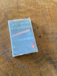 HÜSEYİN KARAKUŞ - ADI DENİZ OLMALI - KASET (JELATİNİNDE)