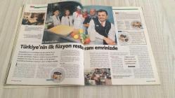 TEMPO  HAFTALIK HABER DERGİSİ - SAYI:39   -  24-30 EYLÜL 1998 -   MAGRUR GÜLİN KİRPİKÇİOĞLU’NUN SON DERECE GÜZEL FOTOĞRAFLARI GÖZ KAMAŞTIRIYOR – YAŞAR NURİ ÖZTÜRK “MÜSLÜMANLIK ADINA ARAPLAŞTIK” SÖZÜYLE TOPLUMSAL DÖNÜŞÜMÜ ELEŞTİRİYOR – İSTEYENE ERKEK, İSTEYENE KIZ ÇOCUK TEKNOLOJİSİ “KADIN CİNSİNİN SONU MU GELİYOR?” SORUSUNU GÜNDEME TAŞIYOR – DYP’Lİ HARAÇÇI BELEDİYE BAŞKANI HAZİNE ARAZİLERİNİ BABASIYLA ÜZERİNE GEÇİRİP TRİLYONLAR KAZANDI – CHP’Lİ BİR İSMİN DE ADI GEÇEN RANT KOALİSYONU SESSİZCE SÜRDÜ – MÜFETTİŞ RAPORUYLA BELGELENEN 3 TRİLYONLUK YOLSUZLUĞA RAĞMEN YARGI SÜRECİ BAŞLAMADI – NAZMI KAVASOĞLU “TÜRKİYE’Yİ HARAMİLER BASMIŞ” DİYEREK SİYASİ SİSTEMİ ELEŞTİRDİ – SPD ÜYESİ OLARAK ALMANYA’DA TEZ KONUSU OLDU, “YARI BAŞKANLIK PADİŞAHLIĞA GÖTÜRÜR” SÖZÜYLE UYARIDA BULUNDU – TANSU ÇİLLER’İ “EKONOMİK VAMPİR” OLARAK TANIMLADI, TÜRKİYE’Yİ SATMA AŞAMASINA GETİRECEĞİNİ SAVUNDU –  GÜLİN KİRPİKÇİOĞLU – YAŞAR NURİ ÖZTÜRK – METİN KARAN – ADNAN ŞENSES – NAZMI KAVASOĞLU – TANSU ÇİLLER –   130  SAYFA