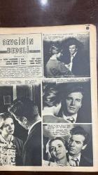 YELPAZE RESİMLİ SALON Mecmuası DERGİSİ - SAYI : 759 - 28 ARALIK 1966 -PAU WUHRMANN - MAX SCHONENBERGER - ZABELLA MARTEL - SEBASTIAN STEYNER - LIYANA VALMARAN - DUVAL - KRISTIAN NER - MARIO VALDEMARIN - LAURA EPRIKIAN - CINO CAMPOI - MARIO MOLASSO - CRISTINA GAIONI - MARIA ALDONE - BRIAN JONES - ANITA PALLENBERG - GILA GOLAN - SIMON HEXT - TRACY REED - RICHARD - SABRI KARTAL - MARTHA - LUISA - ANDREA - MARIETTA - ALBERTO  ÜÇ ARSLANIN KAÇIŞI - MECBURİ İNİŞ - BRÜKSEL HAVALİMANI - SEVGİNİN BEDELİ - KAZA VE KİMLİK KRİZİ - FOTO ROMAN - ROLLING STONES - LONDRA HAVALİMANI - HOLLYWOOD OTOBÜSÜ - DÜNYANIN TEK SAÇ DOKTORU - HİNT İP OYUNU - KAĞITTAN BİKİNİ - MOSKOVA SİRKİ - YIRTICI HAYVANLAR RİNGDE - EVLİLİKTE YORGUNLUK - KADININ İÇ DÜNYASI - MUTFAK RUTİNİ - AİLE İÇİ DİYALOG - LONDRA SEYAHATİ - UÇAK KORKUSU - RÜYA VE GERÇEKLİK - YOLCULUK TARTIŞMASI - RICCARDO MARINI - SABINA - DAVIDE - LUCIANA GUARESCHI - PETER O'TOOLE - PETER SELLERS - ROMY SCHNEIDER - URSULA ANDRESS - CARLA PHILIPS -   - 28 SAYFA