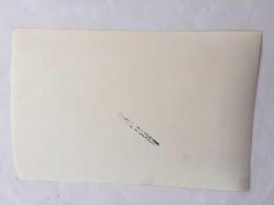 SEHER ŞENİZ'İN ORİJİNAL FOTOĞRAFI - 18 x 12 cm EBADINDA - SEHER ŞENİZ LAMBA ÖNÜNDE POZ VERİRKEN ÇEKİLMİŞ BİR KARE