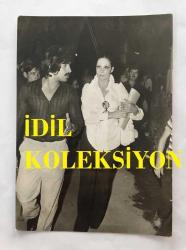 SEHER ŞENİZ'İN ORİJİNAL 3'LÜ FOTOĞRAF SETİ - 18 x 12 cm ve 18 x 13 cm EBADINDA - SEHER ŞENİZ , FAHRETTİN ASLAN'IN OĞLU SACİT ASLAN'LA BİRLİKTELİK YAŞARKEN ÇEKİLMİŞ 3 FARKLI KARE, SEHER ŞENİZ ve SACİT ASLAN, ÖZEL ARŞİV