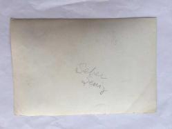 SEHER ŞENİZ'İN ORİJİNAL FOTOĞRAFI - 18 x 12 cm EBADINDA - SEHER ŞENİZ KİLİTLENEN GRADROBUNUN KAPISINI AÇTIRIRKEN ÇEKİLMİŞ BİR KARE