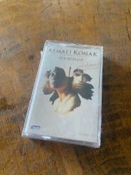 ASMALI KONAK - HAYAT - FİLM MÜZİKLERİ - ÖZCAN DENİZ ŞARKILARIYLA - KASET (JELATİNİNDE)