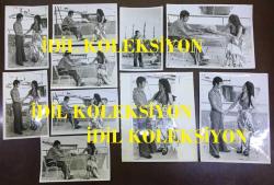 SEHER ŞENİZ'İN ORİJİNAL 10'LU FOTOĞRAF SETİ - 3 TANESİ 24 x 18 cm, 7 TANESİ 18 x 12 cm EBADINDA - SEHER ŞENİZ, DON JUAN'LA BİRLİKTE SOHBET EDERKEN ÇEKİLMİŞ 10 FARKLI KARE, ÖZEL ARŞİV