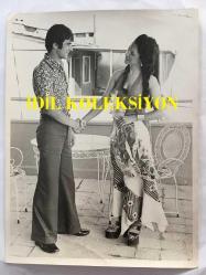 SEHER ŞENİZ'İN ORİJİNAL 10'LU FOTOĞRAF SETİ - 3 TANESİ 24 x 18 cm, 7 TANESİ 18 x 12 cm EBADINDA - SEHER ŞENİZ, DON JUAN'LA BİRLİKTE SOHBET EDERKEN ÇEKİLMİŞ 10 FARKLI KARE, ÖZEL ARŞİV