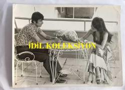 SEHER ŞENİZ'İN ORİJİNAL 10'LU FOTOĞRAF SETİ - 3 TANESİ 24 x 18 cm, 7 TANESİ 18 x 12 cm EBADINDA - SEHER ŞENİZ, DON JUAN'LA BİRLİKTE SOHBET EDERKEN ÇEKİLMİŞ 10 FARKLI KARE, ÖZEL ARŞİV