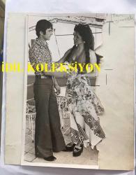 SEHER ŞENİZ'İN ORİJİNAL 10'LU FOTOĞRAF SETİ - 3 TANESİ 24 x 18 cm, 7 TANESİ 18 x 12 cm EBADINDA - SEHER ŞENİZ, DON JUAN'LA BİRLİKTE SOHBET EDERKEN ÇEKİLMİŞ 10 FARKLI KARE, ÖZEL ARŞİV