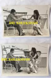 SEHER ŞENİZ'İN ORİJİNAL 10'LU FOTOĞRAF SETİ - 3 TANESİ 24 x 18 cm, 7 TANESİ 18 x 12 cm EBADINDA - SEHER ŞENİZ, DON JUAN'LA BİRLİKTE SOHBET EDERKEN ÇEKİLMİŞ 10 FARKLI KARE, ÖZEL ARŞİV