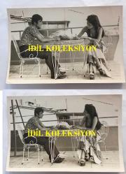 SEHER ŞENİZ'İN ORİJİNAL 10'LU FOTOĞRAF SETİ - 3 TANESİ 24 x 18 cm, 7 TANESİ 18 x 12 cm EBADINDA - SEHER ŞENİZ, DON JUAN'LA BİRLİKTE SOHBET EDERKEN ÇEKİLMİŞ 10 FARKLI KARE, ÖZEL ARŞİV