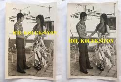 SEHER ŞENİZ'İN ORİJİNAL 10'LU FOTOĞRAF SETİ - 3 TANESİ 24 x 18 cm, 7 TANESİ 18 x 12 cm EBADINDA - SEHER ŞENİZ, DON JUAN'LA BİRLİKTE SOHBET EDERKEN ÇEKİLMİŞ 10 FARKLI KARE, ÖZEL ARŞİV