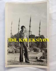 SEHER ŞENİZ'İN ORİJİNAL 10'LU FOTOĞRAF SETİ - 3 TANESİ 24 x 18 cm, 7 TANESİ 18 x 12 cm EBADINDA - SEHER ŞENİZ, DON JUAN'LA BİRLİKTE SOHBET EDERKEN ÇEKİLMİŞ 10 FARKLI KARE, ÖZEL ARŞİV