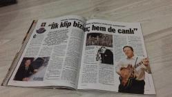 AKTÜEL  HAFTALIK HABER DERGİSİ - SAYI:247 - 28 MART - 3 NİSAN 1996  -   HOMOKRASİ VE KÜLTÜRDE EŞCİNSEL TEMSİLİ – ANKARA’DA ALEVİ BARLARI – ABD’DE SİGARA İÇEN KADINLARIN KASET SKANDALI – MÜZİK ÖDÜLLERİ TÖRENİNDEN GÖZLEMLER – POPÇULARIN YÜKSELİŞİ VE TOPLUMSAL ETKİSİ – SANATÇILIK VE ATATÜRK’ÜN SÖZLERİ – MÜZİKTE KİMLİK ARAYIŞI – ÖDÜL TÖRENİNDE KULİS DEDİKODULARI – MÜZİKTE GÖRÜNTÜ VE İÇERİK TARTIŞMASI – FREKANS MÜZİĞİ – GÖKÇEN KAYNATAN’IN SAHNE TARZI – 60’LI YILLARDA BEAT MÜZİĞİ – TÜRKİYE’DE İLK KLİP DENEYİMLERİ – SAHNEDE IŞIK VE KOSTÜM KURGUSU – GAZİNO KÜLTÜRÜNE MESAFE – ALMANYA’DA ELEKTRONİK MÜZİK DENEYİMİ – MÜZİKTE AMATÖR RUHUN GÜCÜ – MÜZİKLE YÜKSELEN ZENGİN ÇOCUKLARI – MÜZİKTE KİŞİSEL TARZ VE BAĞIMSIZLIK -  AHMET KAYA – EBRU GÜNDEŞ – RAFET EL ROMAN – FERDİ TAYFUR – İBRAHİM TATLISES – GÖKÇEN KAYNATAN – CEM KARACA – ERKİN KORAY – MESUT AYTUNCA – AYŞE ARMAN – ZAFER ACAR – AYÇA ŞEN – SİMİN NUHOĞLU – GÖKÇEN KAYNATAN  170    SAYFA