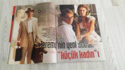 AKTÜEL  HAFTALIK HABER DERGİSİ - SAYI: 364 - 9-15 TEMMUZ 1998 -  SIFIR HATALI BEBEK YÖNTEMİ TÜRKİYE’DE – GENETİK SEÇİM VE PREİMPLANTASYON – ŞİFACI TARİKATLARIN TIPLA YARIŞI – LOLITA’NIN YENİ VERSİYONU VE TARTIŞMALI TEMASI – LOLITA SEKTÖRÜNÜN NORMALLEŞMESİ – JOHN CASSAVETES’İN SENARYOSUNDAN YENİ FİLM – LIV TYLER’LI “ESAS KIZ” – TATILYA’DA DRIVE-IN SİNEMA – FLUBBER, BEYAZ SARAY’DA CİNAYET, ÇIĞLIK II – THE ICE STORM: SERİN VE SARSICI – CONTACT: UZAYDA MESAJ VE BİLİM-DİN TARTIŞMASI – KOM PLO TEORİSİ VE DEVLET İÇİ ÇETE – THE GAME: SÜRPRİZLERLE DOLU GERİLİM – KAYIP OTOBAN: DAVID LYNCH’İN DÖNÜŞÜ – BEYOĞLU SİNEMASI HAFTALIK PROGRAMI -  RİFAT ILGAZ – VLADIMIR NABOKOV – JEREMY IRONS – JOHN CASSAVETES – LIV TYLER – ROBIN WILLIAMS – WESLEY SNIPES – DIANE LADD – WES CRAVEN – MICHAEL DOUGLAS – SEAN PENN – MEL GIBSON – JULIA ROBERTS – CARL SAGAN – ROBERT ZEMECKIS – ANG LEE – SIGOURNEY WEAVER – CHRISTINA RICCI – TOBEY MAGUIRE – ELIJAH WOOD – DAVID LYNCH -  138 SAYFA