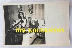 MELEK GÖRGÜN'ÜN ORİJİNAL FOTOĞRAFI - 18 x 12 cm EBADINDA - MELEK GÖRGÜN BİR YEŞİLÇAM FİLMİNDE YILDIRIM GENCER İLE AYNI KAREDEYKEN ÇEKİLMİŞ BİR KARE