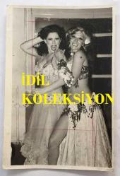 FERİ CANSEL ve MELEK GÖRGÜN'ÜN ORİJİNAL FOTOĞRAFI - 18 x 12 cm EBADINDA - MELEK GÖRGÜN ve FERİ CANSEL ORYANTAL KOSTÜMLERİYLE GÜLÜMSEYEREK BİRLİKTE POZ VERİRKEN ÇEKİLMİŞ BİR KARE