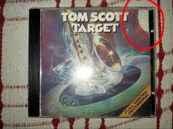 tom scott target cd - ilk fotoğrafta kırmızıya işaretli yerde kartonette yırtık var - cd'de çizikler var ama, pek performansı ekleyecek kadar değil gibi