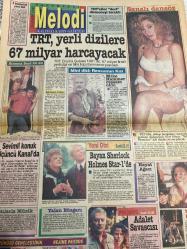 SABAH MELODİ GAZETESİ DOĞUM GÜNÜ HEDİYESİ - 26 KASIM 1990 - Seren Serengil-Sinan Özedincik-Hakan Yiğitin-Michelle Pfeiffer-Roger Moore-Aysu Çelik-Alman Tony-Elif-Barış Hersek-Fulden Uras-Sezer İnanoğlu-Ümit Belen-Ülkü Ülker-Halil Ergün-Sibel Gökçe-Mike Hammer-Stacy Keach-Jessica Fletcher-Angela Lansbury-Gönül Abla-Çok özel ve şık-Sınavları kazanacağından öyle emin ki-Üniversiteli assolist-Sivilceler dert değil-Sivilceler için birkaç öneri-Sporu spor için yapın-Madonna’nın son marifeti-Yeni görgü kurallarını biliyor musunuz-Bugün başınıza neler gelecek-Gönül kutusu-Eşim beni aldatıyor-Merak ettikleriniz-Rüyalarınız-Kırık kalpler-Geleceğinizi öğrenin-Aşk tuzağı-TRT yerli dizilere 67 milyar harcayacak-Şanslı dansöz-Mini dizi Ressamın Kızı-Mike Hammer ressam oldu-Yeni dizi Bayan Sherlock Holmes Star-1’de-Yalan Rüzgarı-Hayat Ağacı-Adalet Savaşçısı-doğum günü hediyesi-sayfa sayısı 4