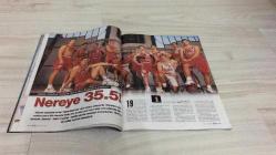 AKTÜEL  HAFTALIK HABER DERGİSİ - SAYI:433 -  4-10 KASIM   - 1999 -   MILLENNIUM PEYGAMBERİ: TOLGA YARMAN’IN BİLİM VE İNANÇ MACERASI – KARŞIYAKA’NIN NAMAĞLUP ZİRVE YÜRÜYÜŞÜ – AFRODİZYAK MENÜLER VE FINDIKLI “AGANİGİ SOFRASI” – 80’LERİN KÜLT SKA GRUBU MADNESS YENİDEN SAHNEDE – “WONDERFUL” ALBÜMÜYLE ESKİ KADRO VE HEYECAN – ANARŞİK MİZAH VE MELANKOLİYİ BİRLEŞTİREN MADNESS TARZI – LATİN AMERİKALI YAZAR CARLOS FUENTES’TEN “HERKES MELEZLEŞECEK” TEZİ – “CAM SINIR” ROMANIYLA KÜRESELLEŞME, KÜLTÜREL KARIŞIM VE MUTLULUK ARAYIŞI – ABD-MEKSİKA ARASINDAKİ SOSYAL FARKLAR VE AŞK – EMPERYALİZM, İNSAN HAKLARI VE KÜLTÜREL DÖNÜŞÜM TARTIŞMALARI –  TOLGA YARMAN – CARLOS FUENTES – GRAHAM MCPHERSON (SUGGS) – MIKE BARSON – MARK BEDFORD – DANIEL WOODGATE – THOMAS SMYTH -   162  SAYFA