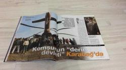 AKTÜEL  HAFTALIK HABER DERGİSİ - SAYI:433 -  4-10 KASIM   - 1999 -   MILLENNIUM PEYGAMBERİ: TOLGA YARMAN’IN BİLİM VE İNANÇ MACERASI – KARŞIYAKA’NIN NAMAĞLUP ZİRVE YÜRÜYÜŞÜ – AFRODİZYAK MENÜLER VE FINDIKLI “AGANİGİ SOFRASI” – 80’LERİN KÜLT SKA GRUBU MADNESS YENİDEN SAHNEDE – “WONDERFUL” ALBÜMÜYLE ESKİ KADRO VE HEYECAN – ANARŞİK MİZAH VE MELANKOLİYİ BİRLEŞTİREN MADNESS TARZI – LATİN AMERİKALI YAZAR CARLOS FUENTES’TEN “HERKES MELEZLEŞECEK” TEZİ – “CAM SINIR” ROMANIYLA KÜRESELLEŞME, KÜLTÜREL KARIŞIM VE MUTLULUK ARAYIŞI – ABD-MEKSİKA ARASINDAKİ SOSYAL FARKLAR VE AŞK – EMPERYALİZM, İNSAN HAKLARI VE KÜLTÜREL DÖNÜŞÜM TARTIŞMALARI –  TOLGA YARMAN – CARLOS FUENTES – GRAHAM MCPHERSON (SUGGS) – MIKE BARSON – MARK BEDFORD – DANIEL WOODGATE – THOMAS SMYTH -   162  SAYFA