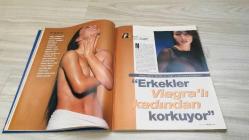 AKTÜEL  HAFTALIK HABER DERGİSİ - SAYI:437 - 2-8 ARALIK  1999 - GÜÇLÜ CİNAYETİNDE OSMAN DURMUŞ’UN ROLÜNE DAİR 29 YIL SONRA GELEN TANIK İFADESİ – AMERİKALI TORR’UN TÜRK ERKEKLERİNE “MAÇO” EĞİTİMİ – ASENA’NIN “KADIN VIAGRASI” DENEYİ VE ERKEKLERİN TEPKİSİ – AYHAN IŞIK ANMA GECESİNDE TÜRK SİNEMASININ EFSANELERİNE SAYGI VE SESSİZLİK – TÜRK SİNEMASININ UNUTULMAZ YILDIZLARIYLA DOLU BİR GECE: SADRİ ALIŞIK’TAN BELGİN DORUK’A – ÜNLÜLERİN HAYALİ REKLAM SENARYOLARIYLA EĞLENCELİ BİR PORTRE GALERİSİ – SAKIP SABANCI’NIN KENDİ KENDİNİN REKLAM YILDIZI OLDUĞU SENARYO – MESUT YILMAZ VE DEVLET BAHÇELİ’NİN SAKIZLI DİYALOĞUYLA HAYALİ BİR SPOT – CINDY CRAWFORD’UN ANNELİK DERSLERİYLE YENİ DİJİTAL KARİYERİ – ESTHER CANADAS’IN PODYUMLARDAN SİNEMAYA GEÇİŞİ VE “KILL” FİLMİNDEKİ ROLÜ – SOPHIA LOREN’İN YILLARA MEYDAN OKUYAN GÜZELLİĞİ VE “YÜZYILIN KADINI” SEÇİLMESİ -  EROL TAŞ – İZZET GÜNAY – EFKAN EFECAN – SINAN ÇETİN – KEYMAN DEMİREL – ZUHAL OLCAY – KAYAHAN – MESUT YILMAZ – DEVLET BAHÇELİ – SAKIP SABAN   146  SAYFA