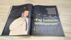 AKTÜEL  HAFTALIK HABER DERGİSİ - SAYI:437 - 2-8 ARALIK  1999 - GÜÇLÜ CİNAYETİNDE OSMAN DURMUŞ’UN ROLÜNE DAİR 29 YIL SONRA GELEN TANIK İFADESİ – AMERİKALI TORR’UN TÜRK ERKEKLERİNE “MAÇO” EĞİTİMİ – ASENA’NIN “KADIN VIAGRASI” DENEYİ VE ERKEKLERİN TEPKİSİ – AYHAN IŞIK ANMA GECESİNDE TÜRK SİNEMASININ EFSANELERİNE SAYGI VE SESSİZLİK – TÜRK SİNEMASININ UNUTULMAZ YILDIZLARIYLA DOLU BİR GECE: SADRİ ALIŞIK’TAN BELGİN DORUK’A – ÜNLÜLERİN HAYALİ REKLAM SENARYOLARIYLA EĞLENCELİ BİR PORTRE GALERİSİ – SAKIP SABANCI’NIN KENDİ KENDİNİN REKLAM YILDIZI OLDUĞU SENARYO – MESUT YILMAZ VE DEVLET BAHÇELİ’NİN SAKIZLI DİYALOĞUYLA HAYALİ BİR SPOT – CINDY CRAWFORD’UN ANNELİK DERSLERİYLE YENİ DİJİTAL KARİYERİ – ESTHER CANADAS’IN PODYUMLARDAN SİNEMAYA GEÇİŞİ VE “KILL” FİLMİNDEKİ ROLÜ – SOPHIA LOREN’İN YILLARA MEYDAN OKUYAN GÜZELLİĞİ VE “YÜZYILIN KADINI” SEÇİLMESİ -  EROL TAŞ – İZZET GÜNAY – EFKAN EFECAN – SINAN ÇETİN – KEYMAN DEMİREL – ZUHAL OLCAY – KAYAHAN – MESUT YILMAZ – DEVLET BAHÇELİ – SAKIP SABAN   146  SAYFA